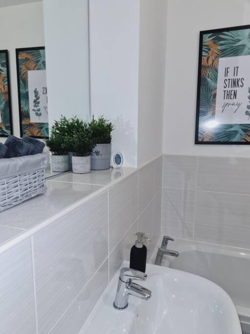 Stylish 2 Bedroom Apartment / Free Gated Parking Glasgow Eksteriør billede