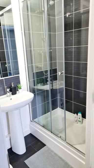 Stylish 2 Bedroom Apartment / Free Gated Parking Glasgow Eksteriør billede