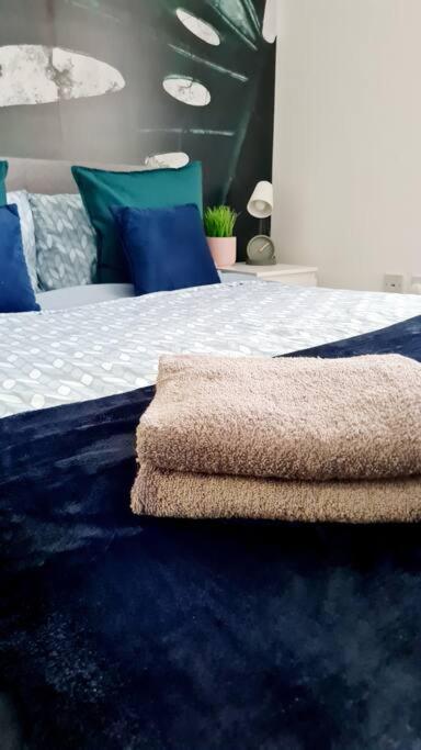 Stylish 2 Bedroom Apartment / Free Gated Parking Glasgow Eksteriør billede