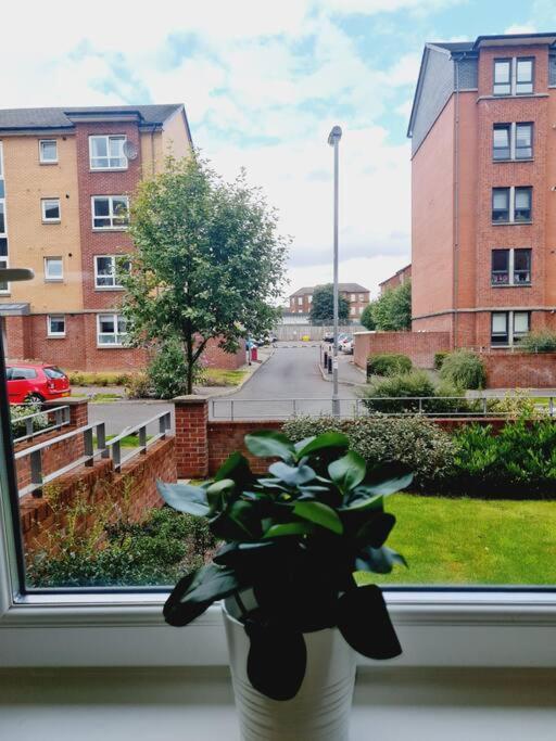 Stylish 2 Bedroom Apartment / Free Gated Parking Glasgow Eksteriør billede