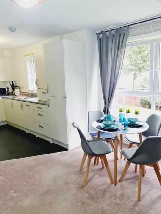 Stylish 2 Bedroom Apartment / Free Gated Parking Glasgow Eksteriør billede