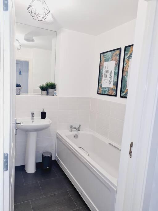 Stylish 2 Bedroom Apartment / Free Gated Parking Glasgow Eksteriør billede