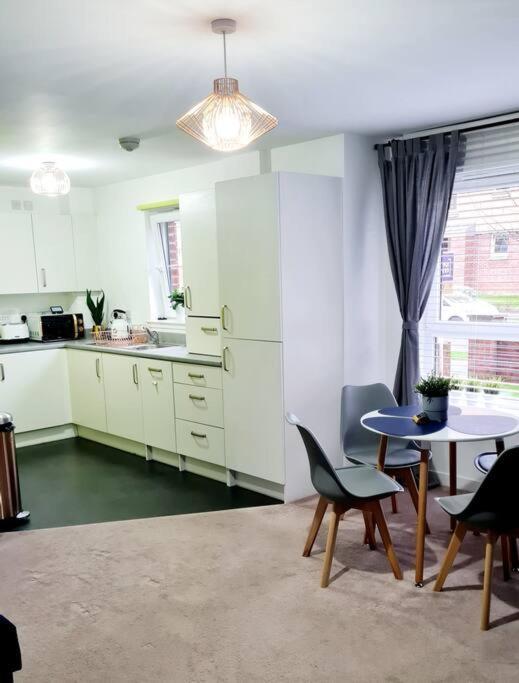 Stylish 2 Bedroom Apartment / Free Gated Parking Glasgow Eksteriør billede