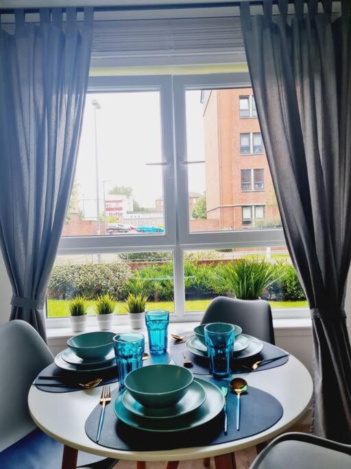 Stylish 2 Bedroom Apartment / Free Gated Parking Glasgow Eksteriør billede
